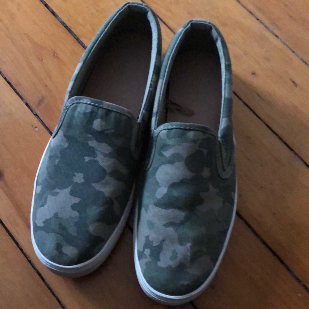 Women’s slip-on boat shoes, size 8